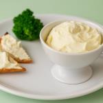 Hausgemachter Frischkäse nach Philadelphia-Art aus vier Zutaten: das Rezept, das ein Milchbauer 1872 aus Versehen erfand